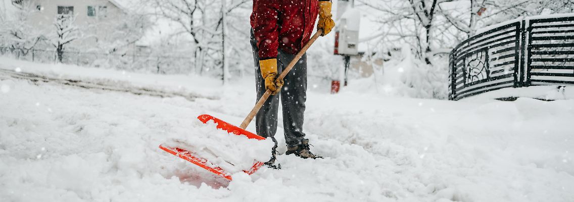 Schneeschieben ist harte Arbeit, mit der richtigen Schaufel wird es etwas leichter.