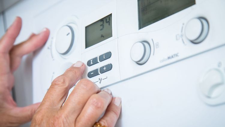 Ob das Haus mit einer Wärmepumpe ausreichend warm werden würde, können Eigentümer mit Hilfe der Vorlauftemperatur des Heizkessels prüfen.