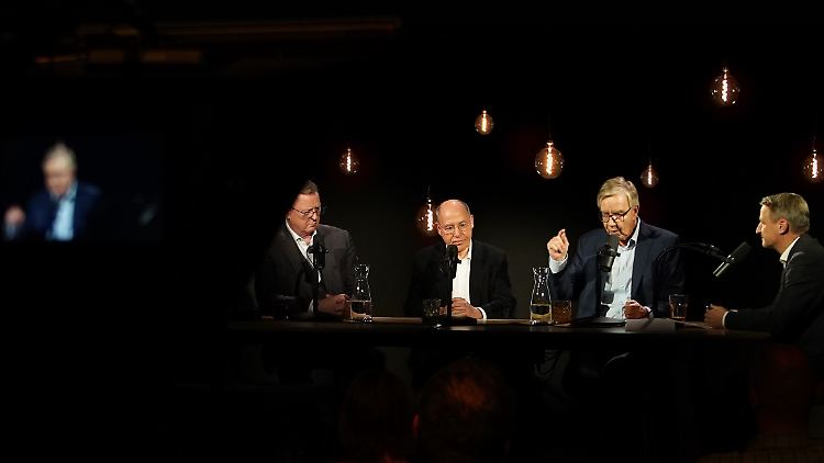 Silberlocken und Urgesteine der Linken (v.ln.r.): Thüringens früherer Ministerpräsident Bodo Ramelow sowie die beiden früheren Fraktionschefs Gregor Gysi und Dietmar Bartsch.
