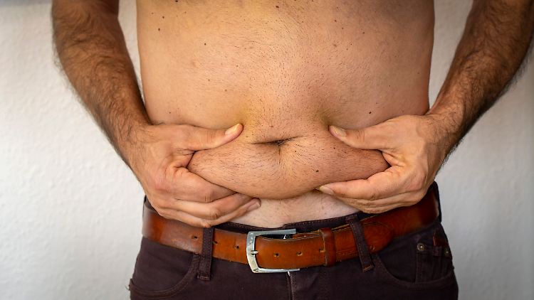 Neben dem BMI sollten auch Daten zum Körperfett, wie der Taillenumfang, berücksichtigt werden.