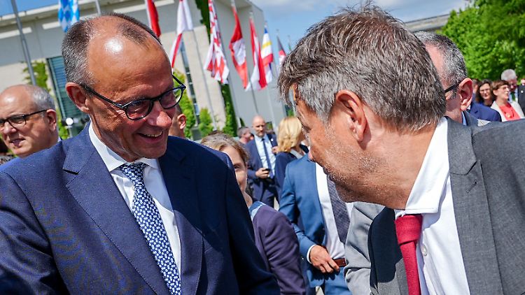 Merz glaubt nicht so recht an die "grüne" Revolution in der deutschen Stahlindustrie, Habeck hält den Wechsel für alternativlos. 