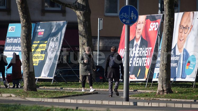 Die im Bundestag vertretenen Parteien mussten für ihre Zulassung zur Wahl keine Unterschriftenlisten vorlegen. 
