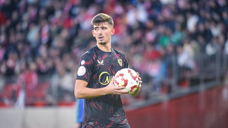 Salas ist aus der Jugend des FC Sevilla in den Profikader aufgestiegen, im November 2024 debütierte er für Spaniens U21-Nationalteam.