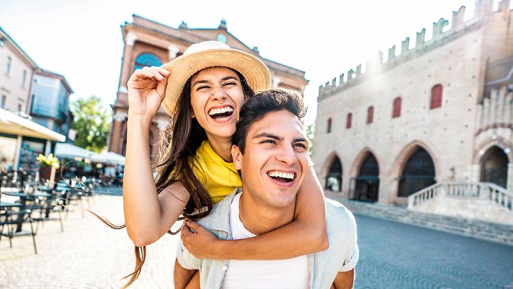 Sonnenschein und T-Shirt-Wetter: Das bieten diese europäischen Destinationen auch im spontanen Winterurlaub.