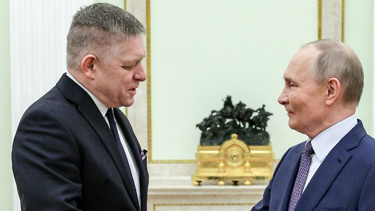 Fico besucht lieber einen Diktator wie den russischen Präsidenten, statt sich um sein Land zu kümmern, wirft ihm die Opposition vor. 