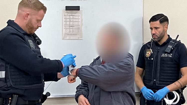 Er habe den Flüchtigen in Tschechien getroffen, ihn aber nicht dorthin gebracht, erklärte der Angeklagte. 