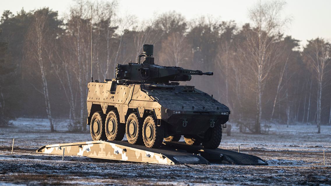 Ein Radschützenpanzer vom Typ Boxer RTC30 ...