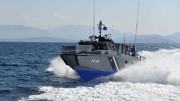 Ein Boot der griechischen Küstenwache im Mittelmeer.
