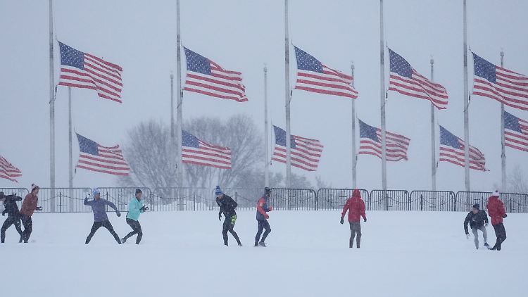 Gegenwärtig wehen die Flaggen am Washington Monument zu Ehren Jimmy Carters auf Halbmast.