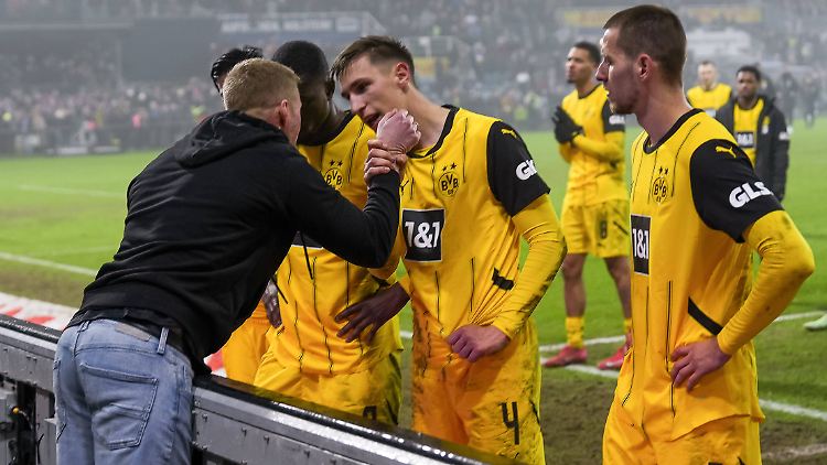 Nico Schlotterbeck & Co. stellten sich den Fans von Borussia Dortmund.