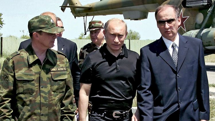 Russlands Machthaber Putin zusammen mit Nikolai Patruschew (r.) bei einem Besuch Dagestans im Juli 2005.