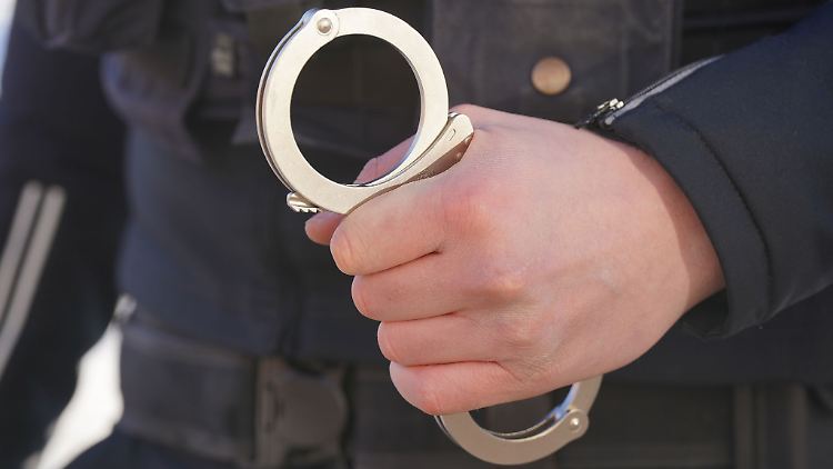Ein 33-Jähriger wird festgenommen. Er soll die Frau getötet haben.