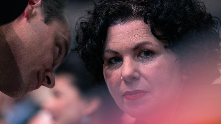 "Man muss alle Kriegsverbrecher als Kriegsverbrecher bezeichnen und nicht nur einen Teil", sagt Amira Mohamed Ali.