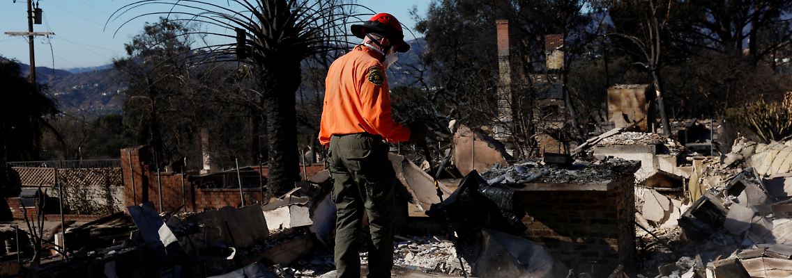2025-01-14T195101Z_1919890523_RC2S9CA2POBH_RTRMADP_3_CALIFORNIA-WILDFIRES.JPG