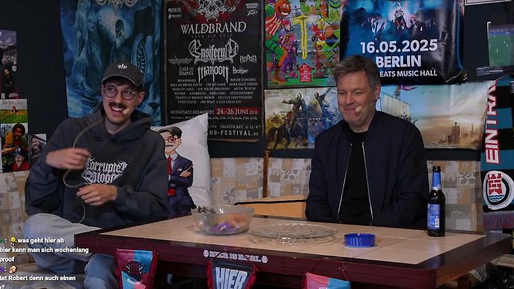 Habeck selbst sagt, er habe sich in das "unbekannte Terrain begeben", weil er die vielen jungen Leute erreichen wolle, die das Twitch-Publikum von Streamern wie "HandOfBlood" bilden.