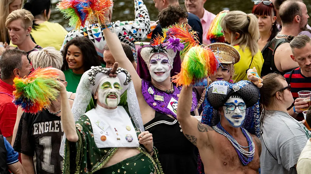 Personen-feiern-im-Vorfeld-des-Christopher-Street-Days-CSD-am-Samstag-beim-CSD-auf-der-Spree-fuer-queere-Vielfalt-auf-einem-Schiff