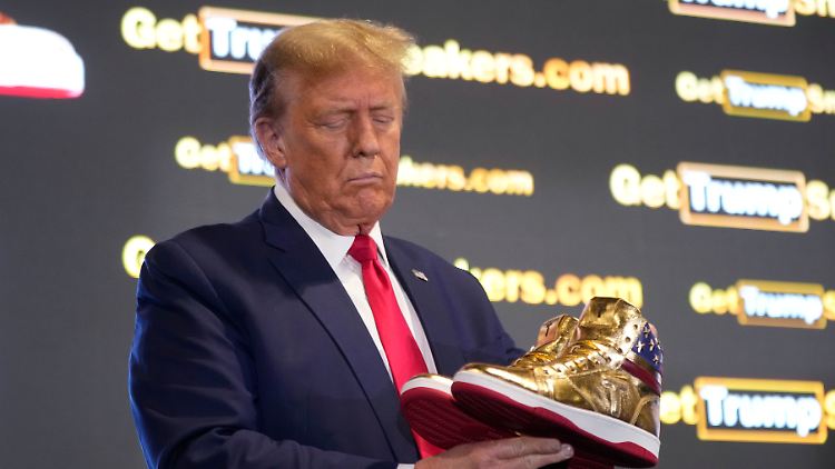 Trump nutzt seine "Marke" unter anderem auch, um goldene Sneaker zu verkaufen.