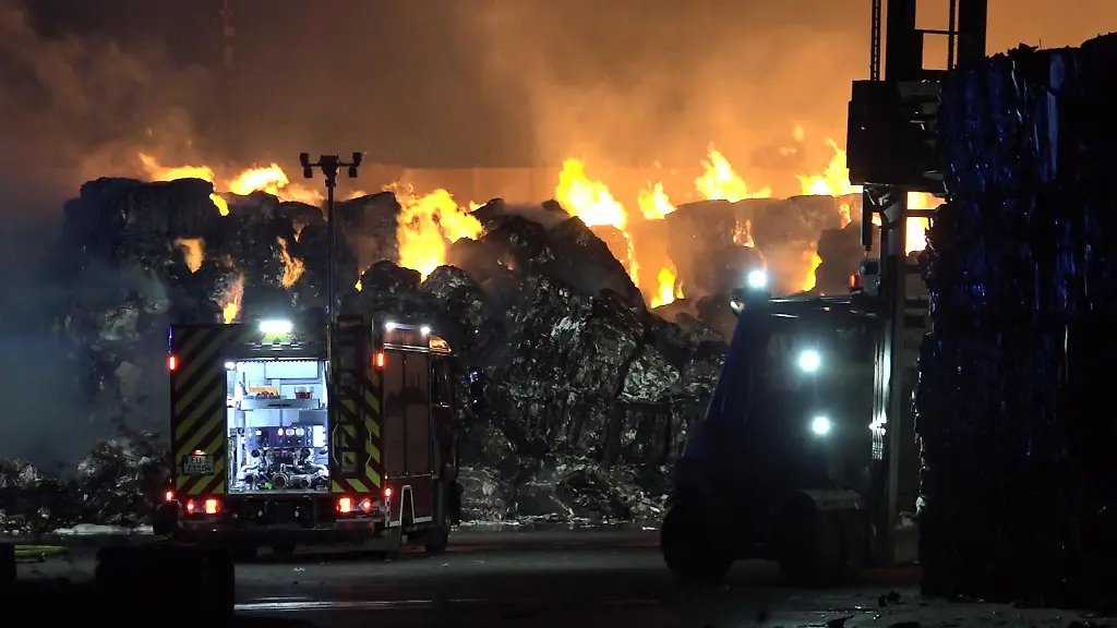 Ein-Brand-auf-dem-Gelaende-einer-Papierfabrik-in-Zuelpich-Kreis-Euskirchen-hat-in-der-Nacht-zum-Samstag-fuer-einen-Grosseinsatz-der-Feuerwehr-gesorgt
