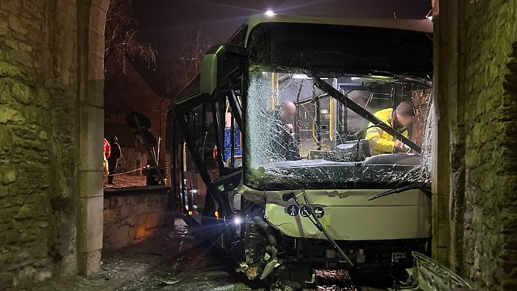 Südostlich von Würzburg fährt ein Bus gegen einen Brückenpfeiler. 