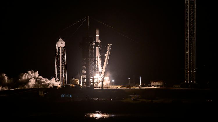 Mit an Board der "Falcon 9"-Rakete von SpaceX ist auch ein besonderes Kunstobjekt - ein Schwedenhaus.