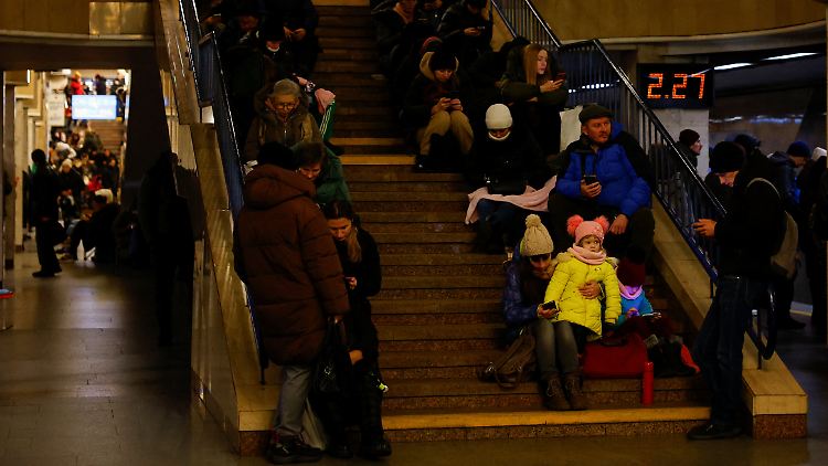 In Kiew flüchten die Menschen sich in U-Bahn-Stationen während des Luftalarms.