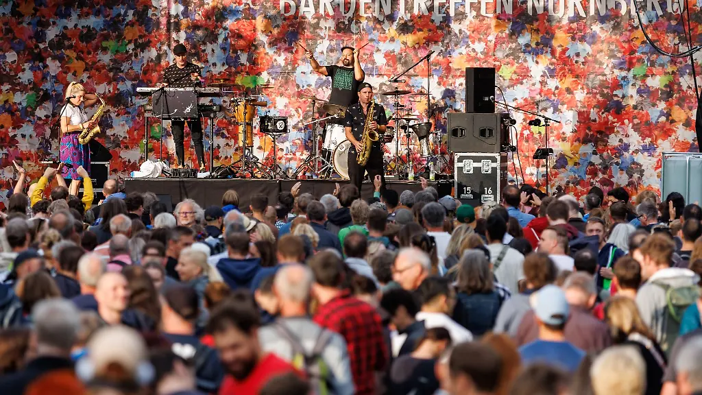 Die-Band-Ael-Jawala-spielt-beim-46-Bardentreffen-in-Nuernberg