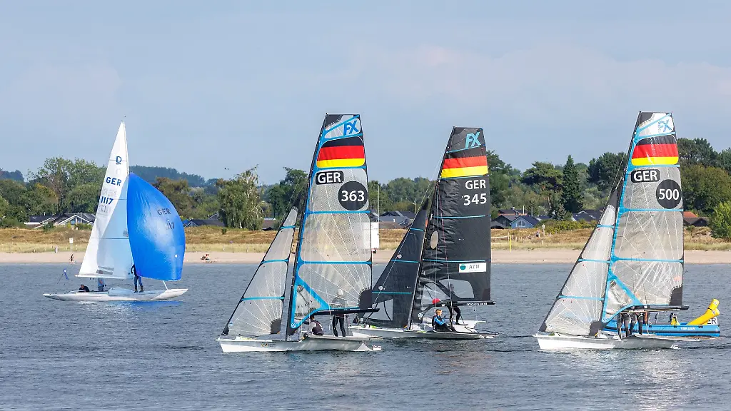 Segelboote-fahren-zum-Start-der-134-Travemuender-Woche-die-noch-bis-zum-30-Juli-dauert-auf-der-Trave