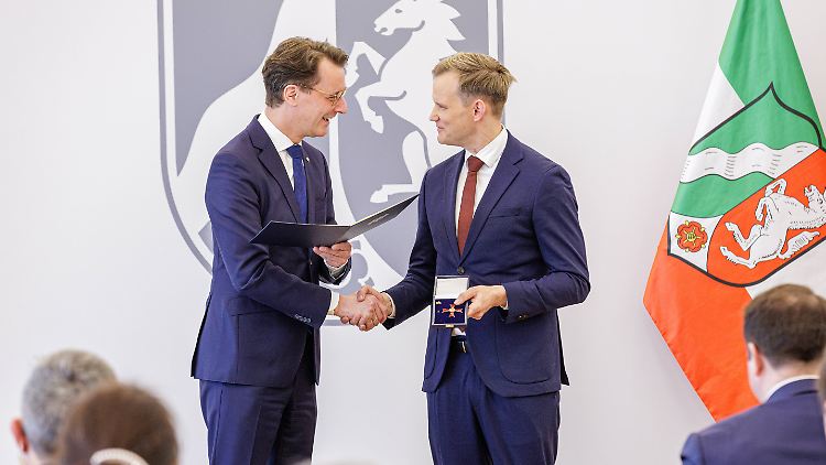 NRW-Ministerpräsident Wüst ehrt seinen Parteifreund Streeck mit dem Bundesverdienstkreuz.