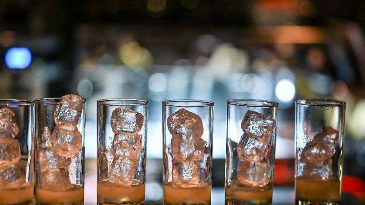 Der Konsum von gepanschtem Alkohol kann bei Menschen zu Blindheit, Leberschäden und zum Tode führen.