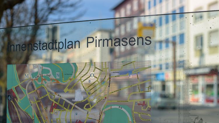 Ein transparenter Stadtplan hängt in der Innenstadt.