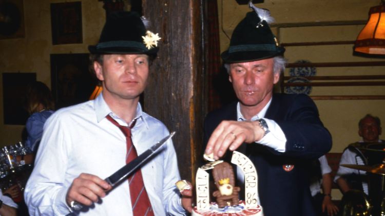Beim Anschneiden der Meistertorte: Udo Lattek.