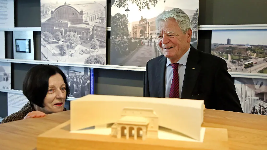 Literaturnobelpreistraegerin-Herta-Mueller-und-Ex-Bundespraesident-Joachim-Gauck-betrachten-ein-Modell-des-Exilmuseums-am-Anhalter-Bahnhof