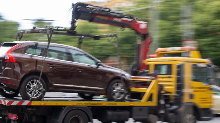 Ein Abschleppwagen, hier mit einem Volvo, bei einer unbedenklichen Aktion.
