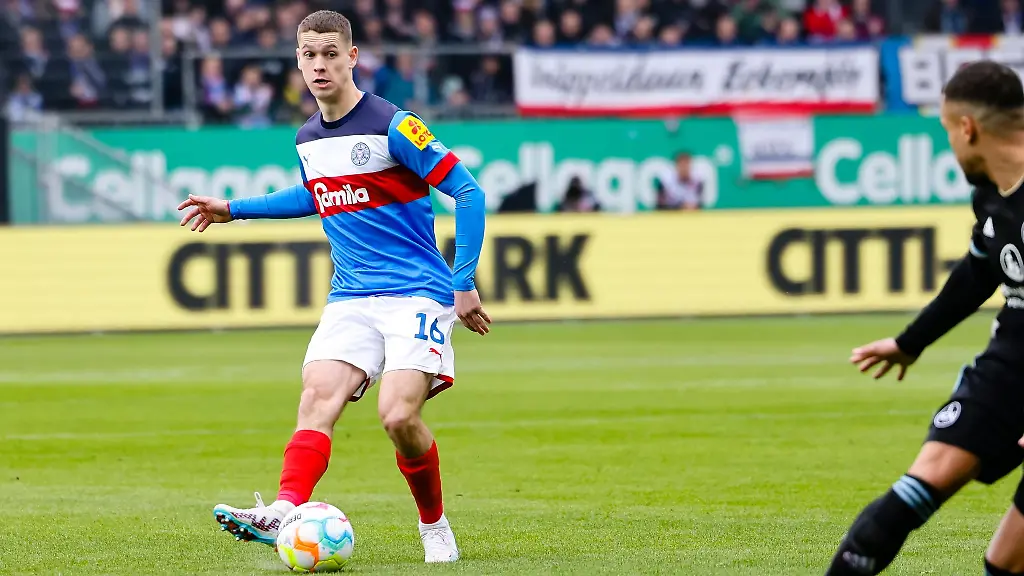 Kiels-Philipp-Sander-spielt-einen-Pass-Der-Mittelfeldspieler-hat-seinen-Vertrag-mit-den-Kielern-verlaengert