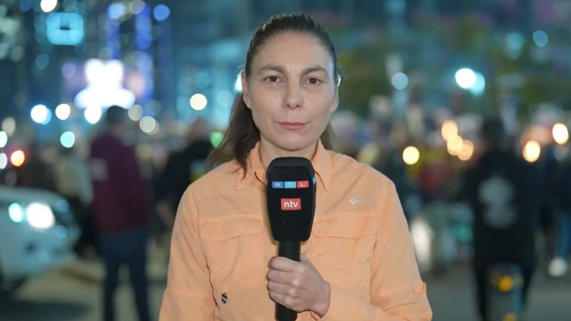Raschel Blufarb.jpg