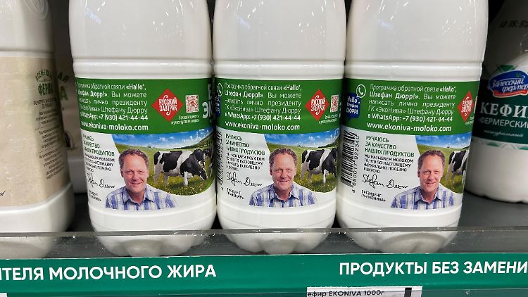 Mit seinem Bild und seiner Unterschrift steht Stefan Dürr offenbar für die Qualität der Kefir-Flaschen im Regal.