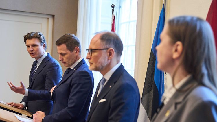 "Wir haben Trumps Botschaften gehört": Die litauische Verteidigungsministerin Dovile Sakaliene (r) beim Treffen mit ihren Kollegen aus Estland und Lettland in den Niederlanden.