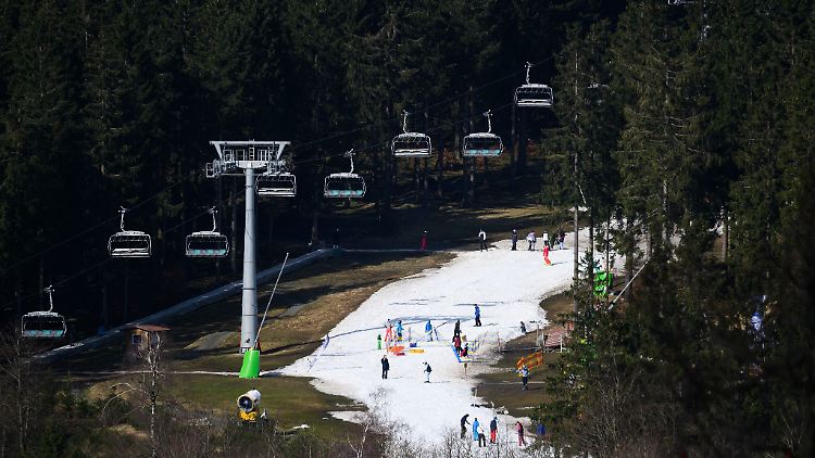 Der visualisierte Alptraum jedes Skiurlaubers: Schneemangel und damit nur schmale weiße Pistenteppiche auf braun-grünen Hängen.