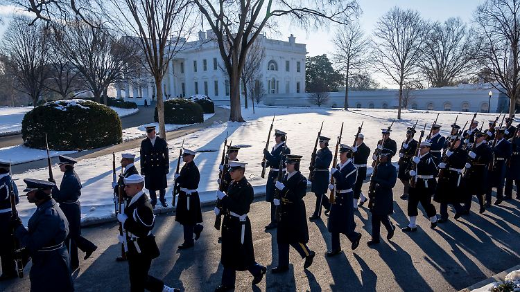 Die Ehrengarde übt schon am Weißen Haus für die Amtseinführung.