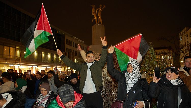 Die Polizei sprach von etwa 150 Menschen, die sich in Neukölln versammelt hätten. Bei den allermeisten überwog die Freude.