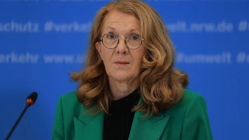 Petra-Berg-SPD-Umweltministerin-im-Saarland-spricht-waehrend-einer-Pressekonferenz