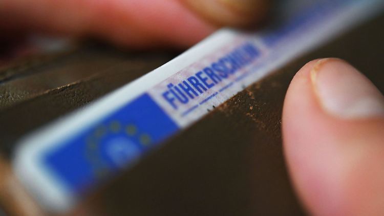 Millionen Führerscheine müssen umgetauscht werden, darunter auch Scheckkartenführerscheine, die zwischen dem 1. Januar 1999 und dem 18. Januar 2013 ausgegeben wurden.
