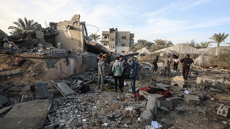 Satellitendaten vom Dezember zeigen der UN zufolge, dass mehr als 170.000 - zwei Drittel - aller Gebäude im Gazastreifen beschädigt oder dem Erdboden gleichgemacht worden sind. 