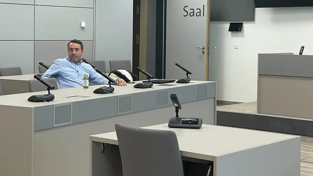 Sven-Liebich-sitzt-in-einem-Saal-vom-Amtsgericht-in-Halle