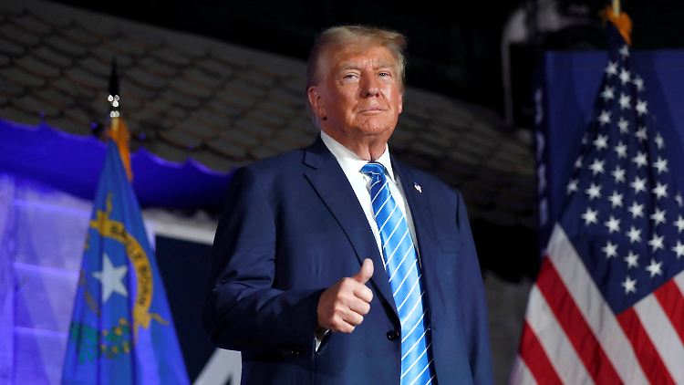 Donald Trump hebt oder senkt den Daumen bei neuen Mitarbeitern.