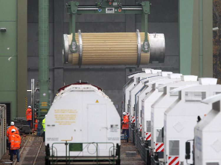 Die Castorbehälter werden derzeit in einer Halle auf dem Gelände gelagert.