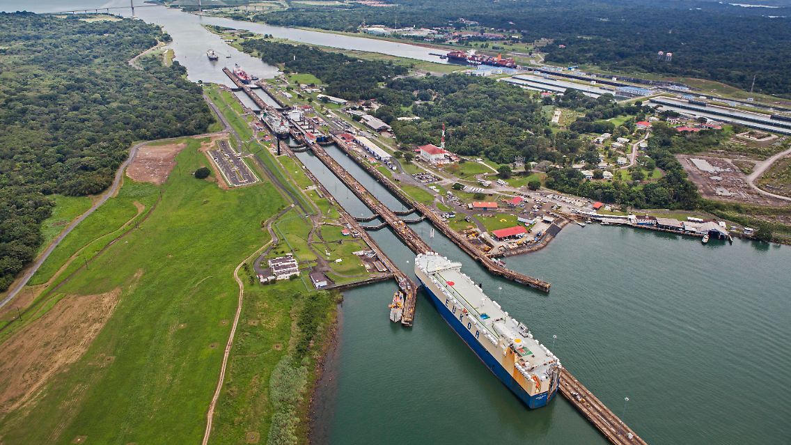 Schleusen säumen den Panamakanal.