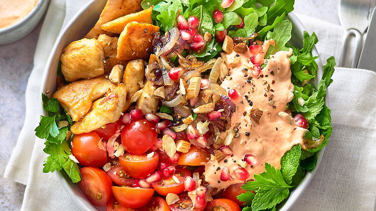 Mit nur 19 g KH, weil es ein Abendessen ist: "Bowl mit Hähnchen, Rucola, Granatapfelkernen und Joghurt-Dip" (Aktivierung).
