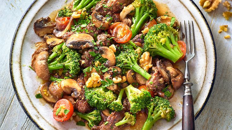 Die "Brokkoli-Champignon-Pfanne mit Beefsteakhack und Walnüssen" ist mit nur 12 g KH für ein Abendessen in der Reduktionsphase geeignet.