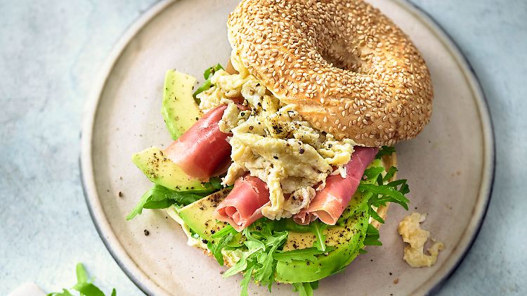Zum "Vollkornbagel mit Rührei, Avocado und Parmaschinken" (47 g KH) gehören bei der Aktivierung des Stoffwechsels je nach Typ noch 50 bis 100 Gramm Brot dazu.